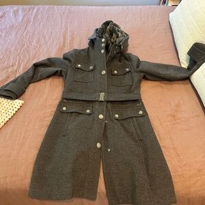 Woman’s winter jacket. Laundry size 8. Grey.